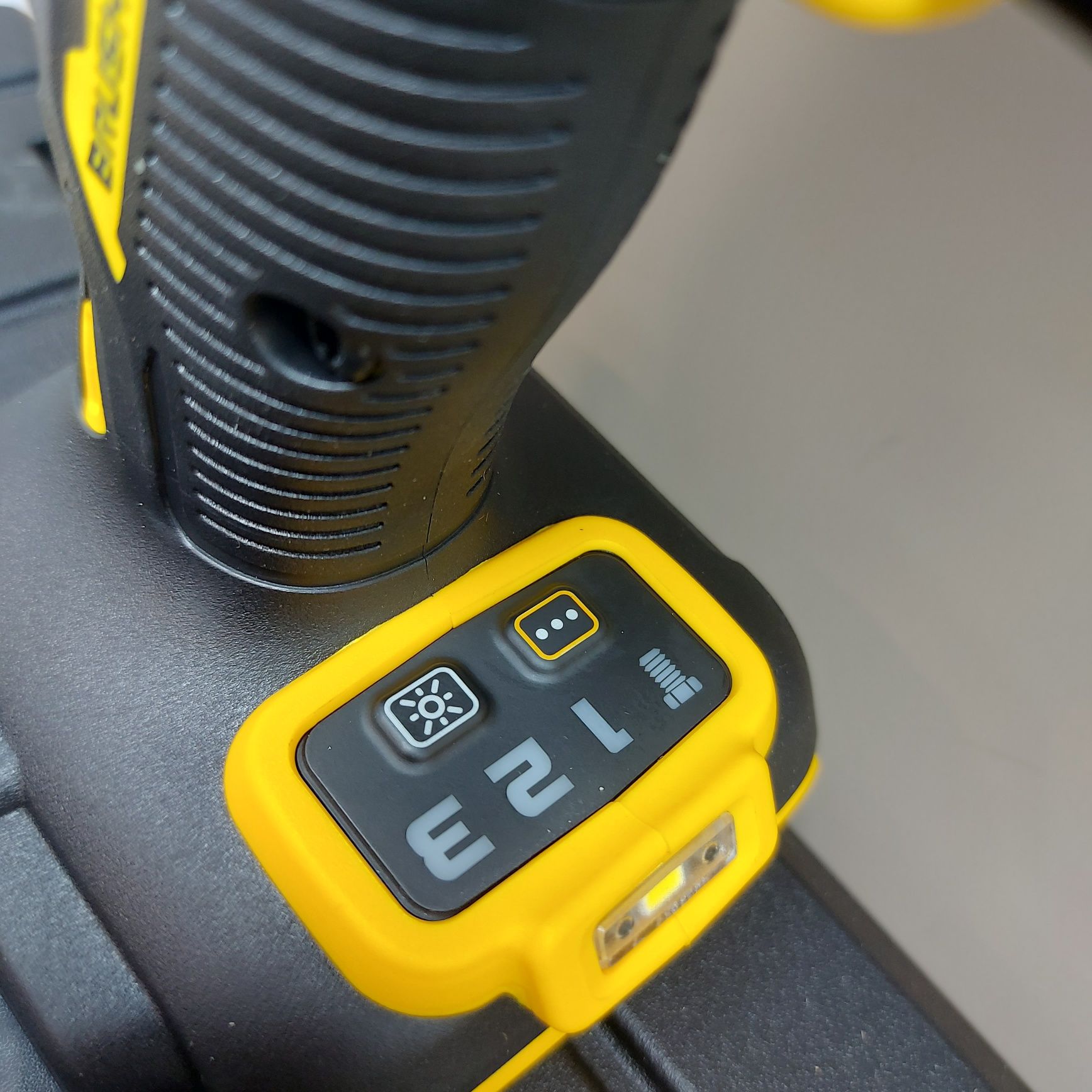 ПРОМОЦИЯ.Акумулаторен гайковерт Dewalt DCF961NT