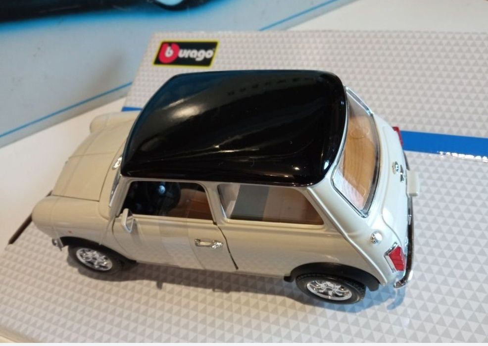 Mini Cooper 1969
Scara 1:18
Bburago

Pozele reflectă realitatea. Se vi