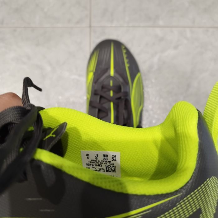 Детски футболни бутонки