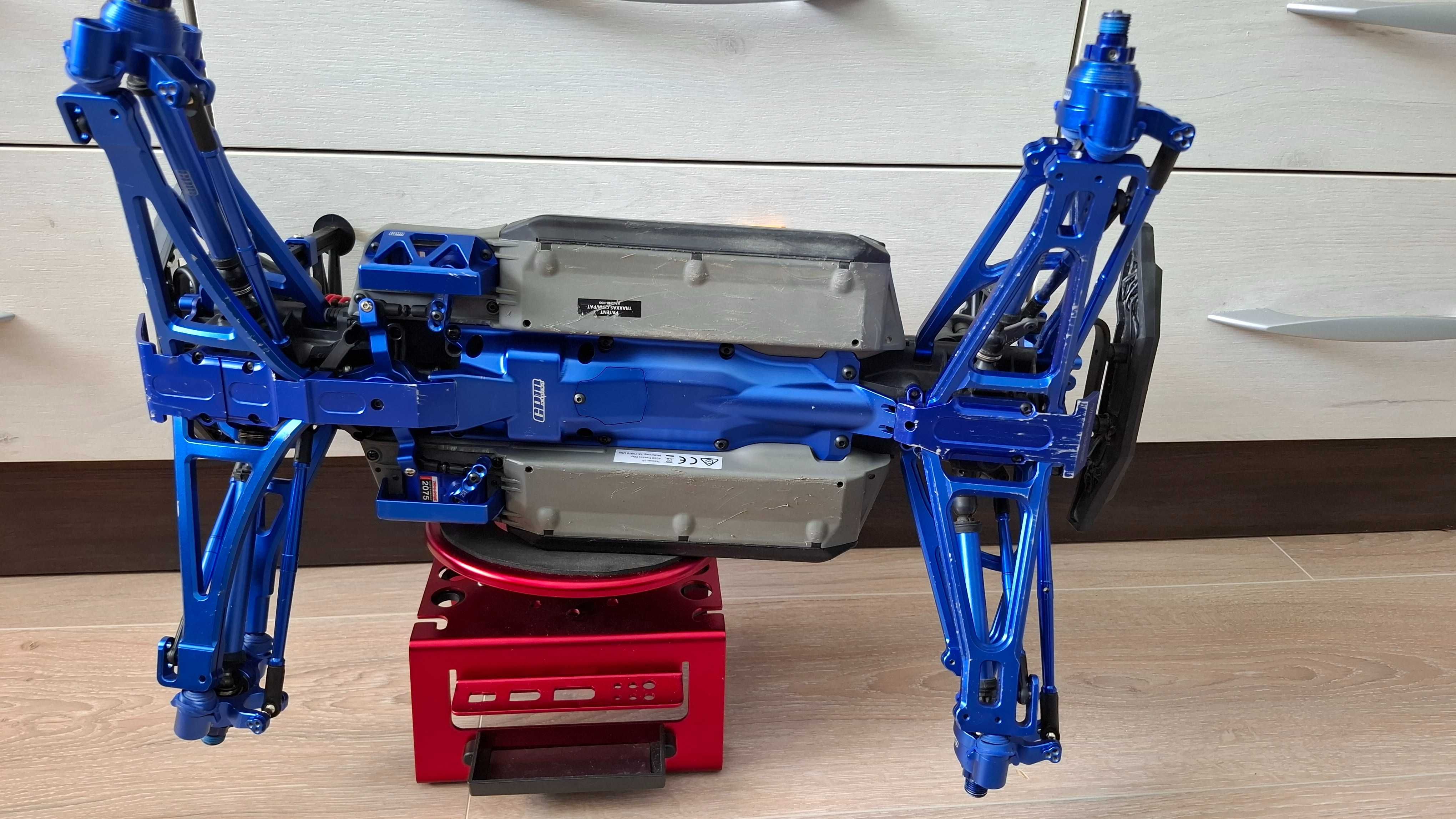 Тунингован Traxxas Summit Brushless с много допълнителни аксесоари