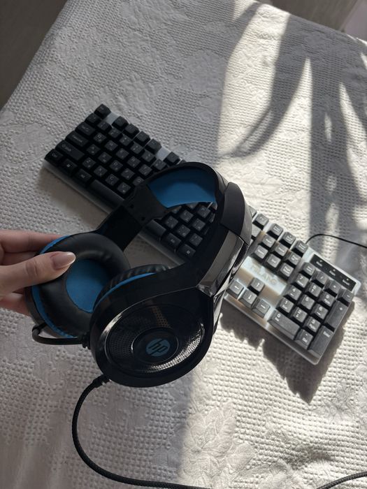 Клавиатура с подсветкой и наушники