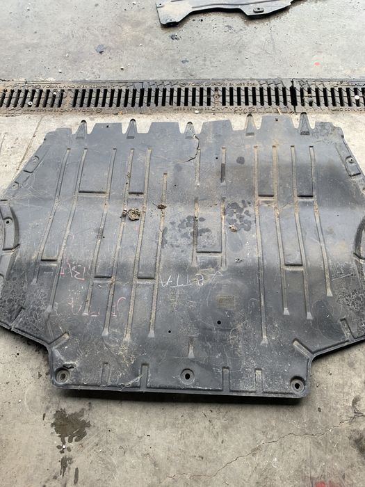 scut motor plastic volkswagen jetta - motorina 2011