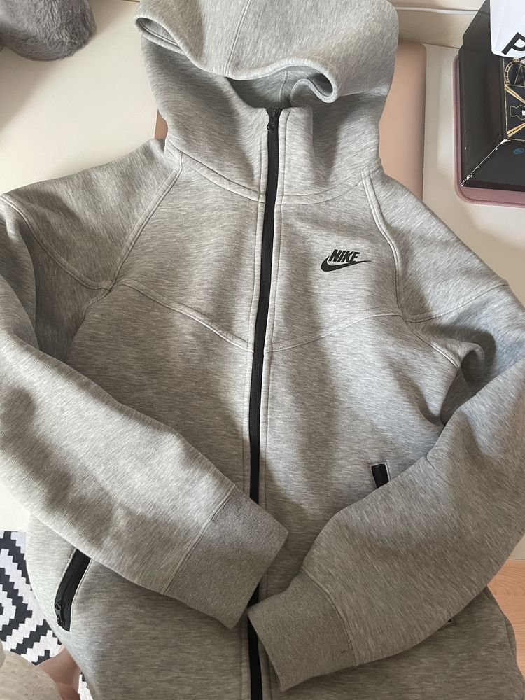 Nike Tech Fleece суитшърт с качулка, женски