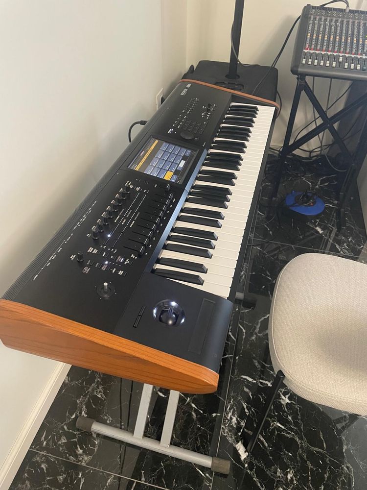 Korg Kronos 2. 61
