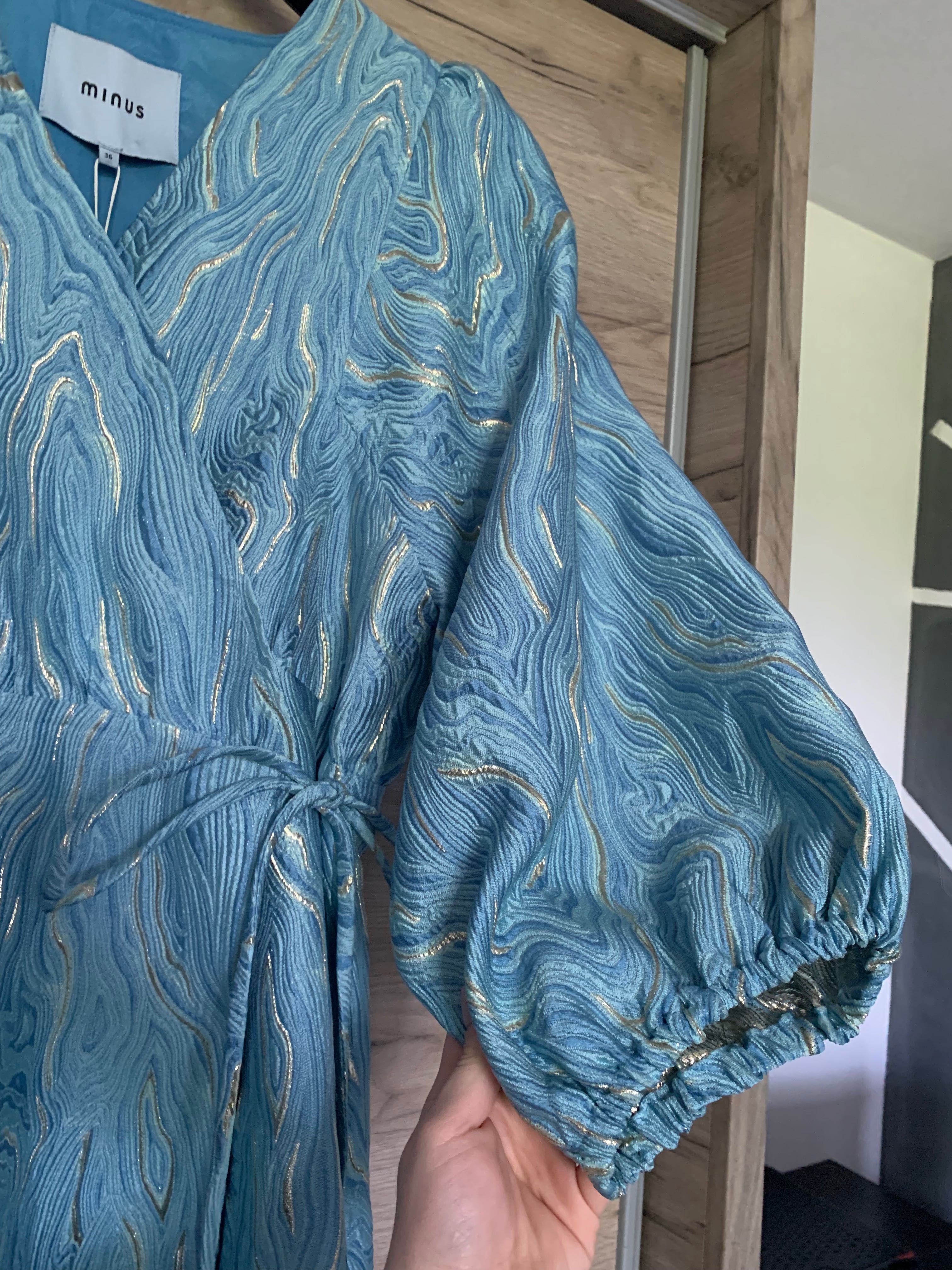Rochie minus nouă cu eticheta