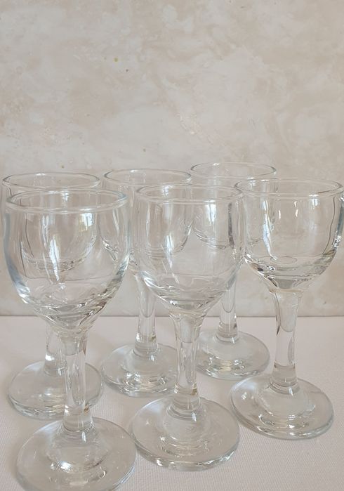 Set elegant de 6 pahare din sticlă transparentă, noi și nefolosite.