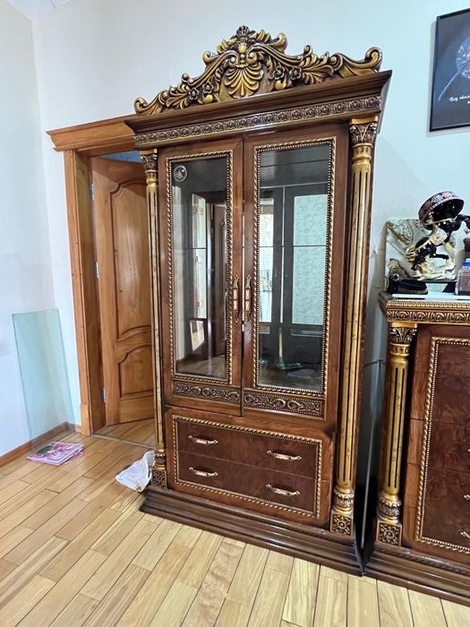 Продаётся классический мебельный гарнитур