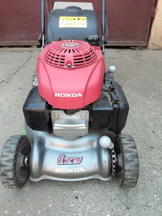 Mașină de tuns iarba cu propulsie