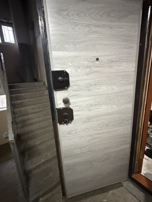 Продам железную дверь