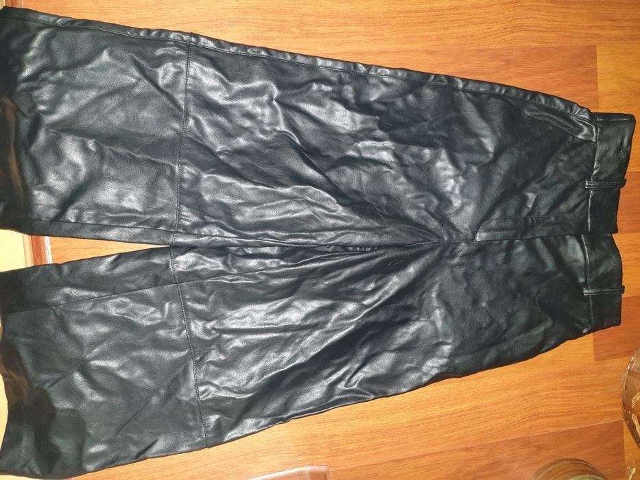 Vand pantaloni evazati  38 imitatie piele Hm