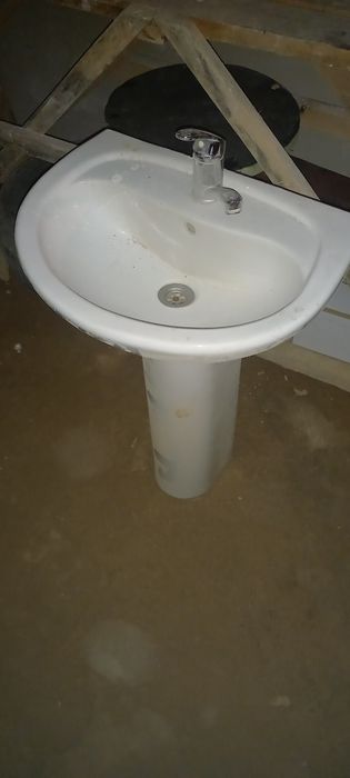 Тремо, вешалка, раковина, трёхколёсный велик и стремянки