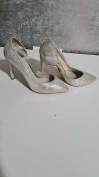 Pantofi cu toc eleganti