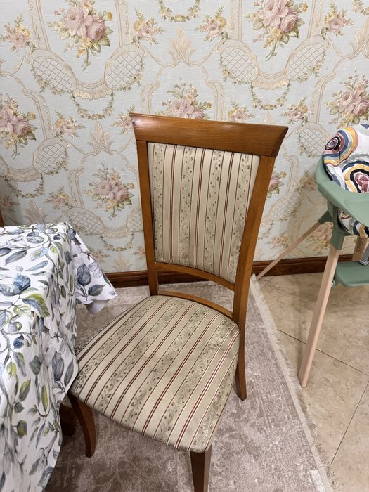 Стол и стулья.