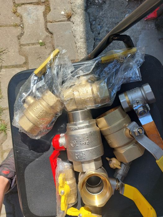 Vând robineți de apa și gaz