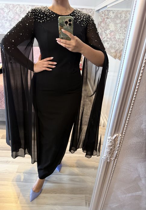 Rochie elegantă neagră cu perle și cape din voal