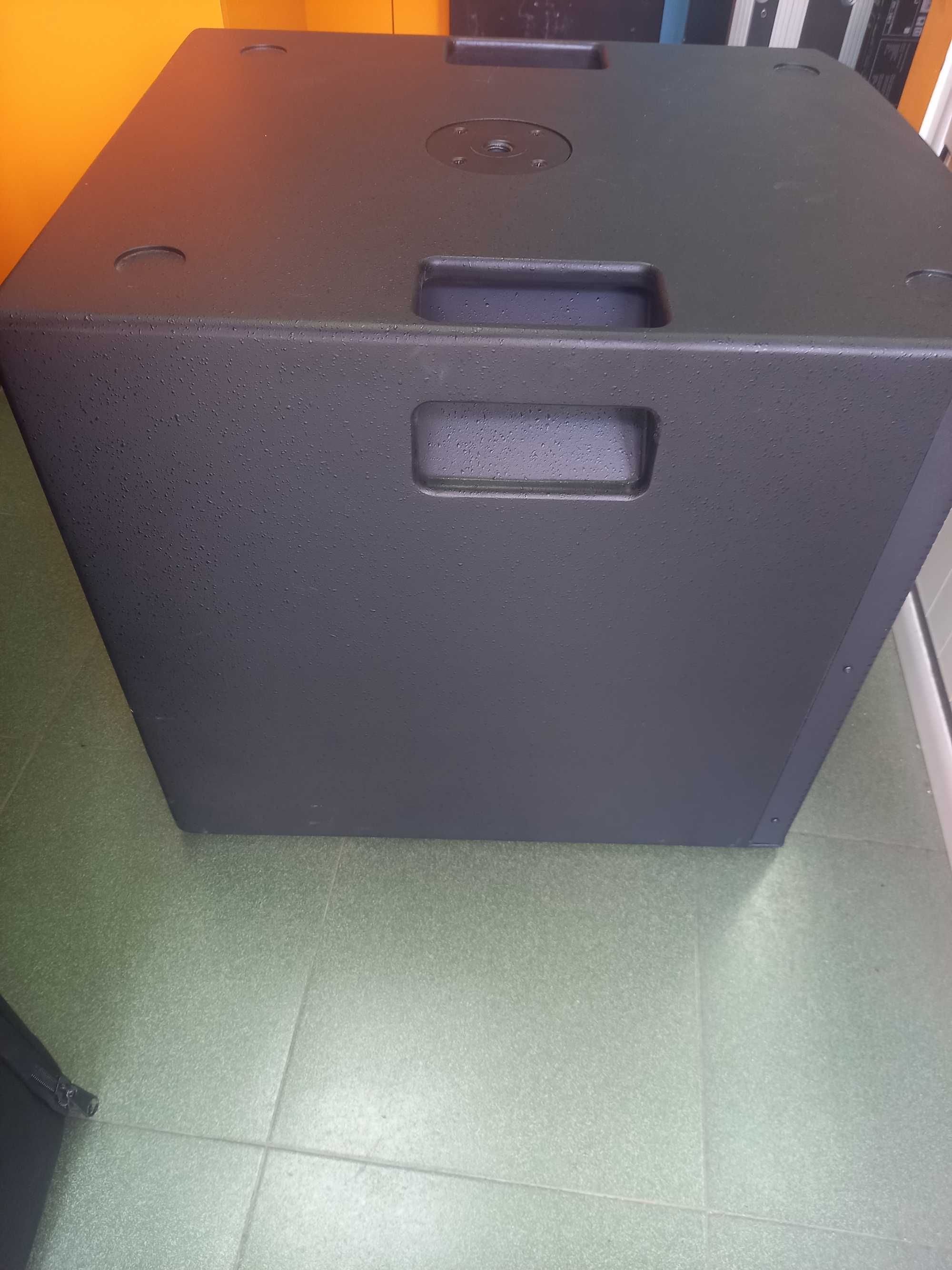 Продавам професионален Mackie Thump 118S Активен
субуфер