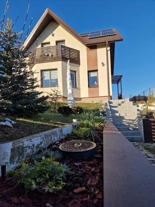 Casa unde diminetile miros a cafea, tei si rasete