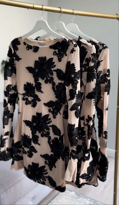 Дантелена ластична рокля на цветя