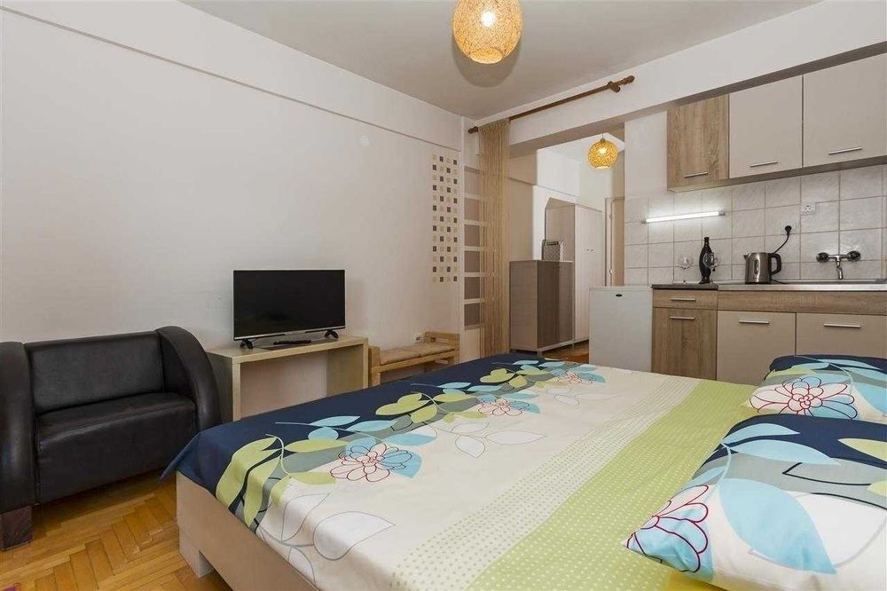 Дава се под наем Едностаен апартамент в Бургас, Лазур - 30 кв.м за 153 € - Снимка #1