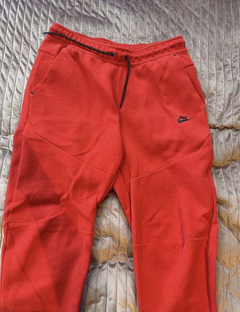 Червено долнище без забележки Nike Tech Fleece