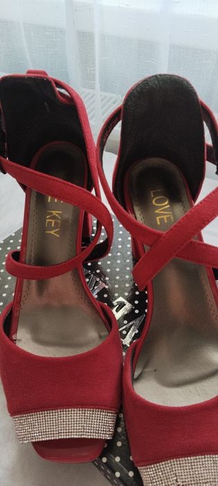 Темно-красные бархатные туфли