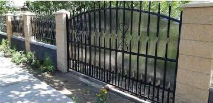 Vand garduri și porți la cererea clientului