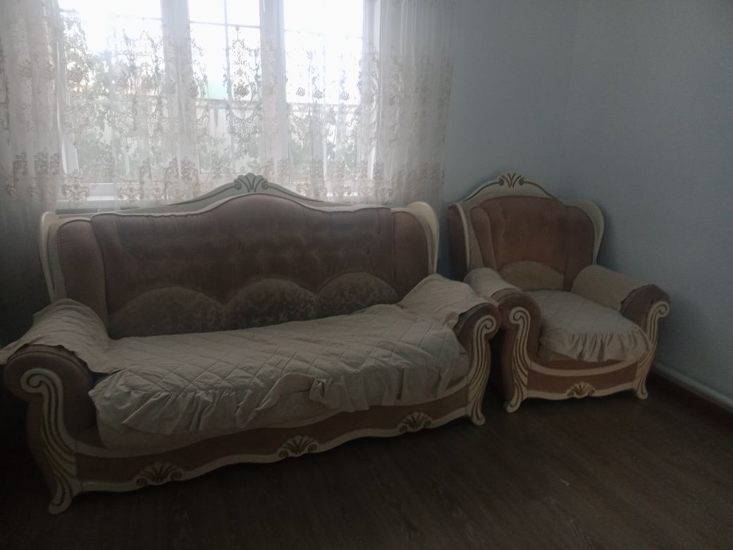 Мягкое мебель диван и кресло