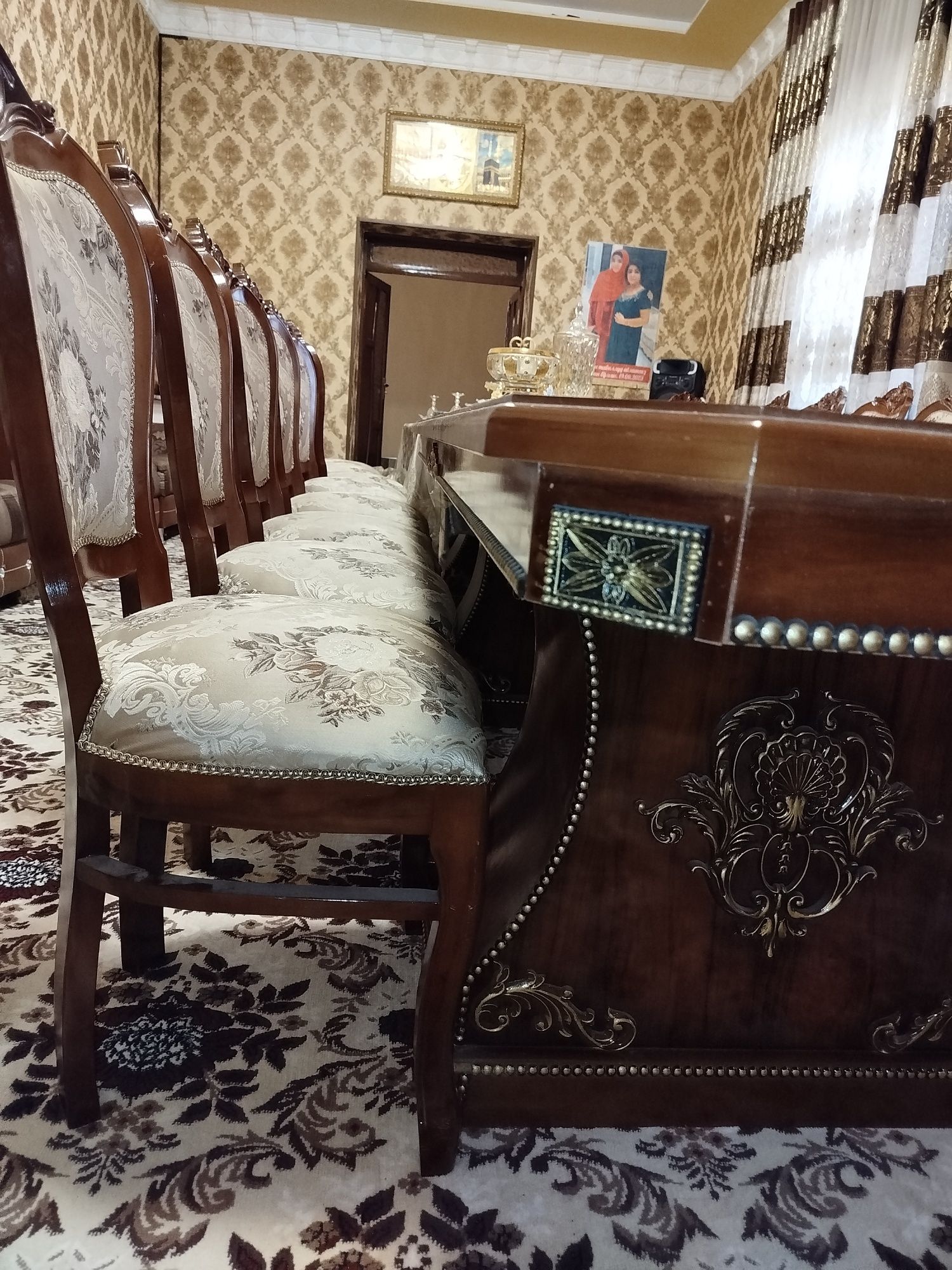 Продаётся Стол и стулья
