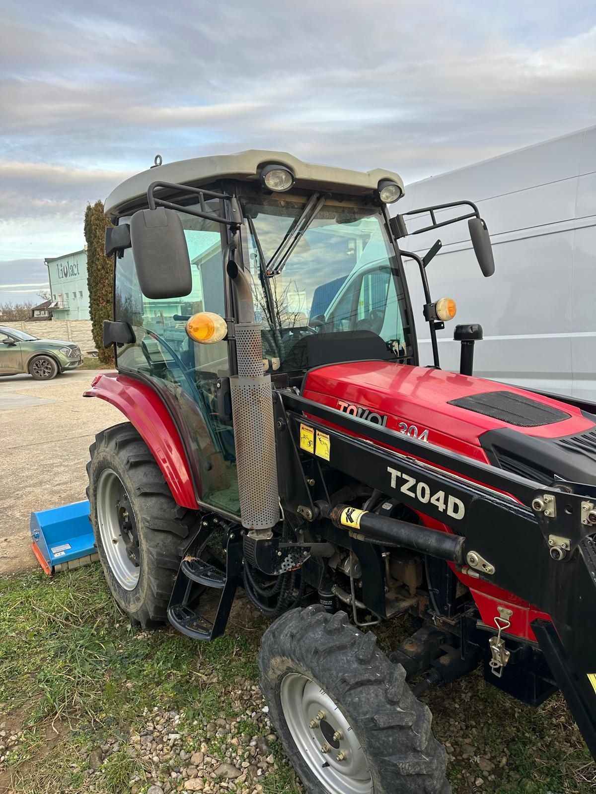 Vand tractor cu incarcator frontal Tavol.