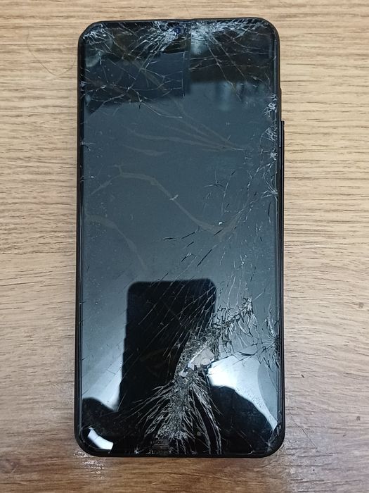 Bater. Huawei P30 Pro cu displayul spart. Vibreaza, dar nu arata imagi