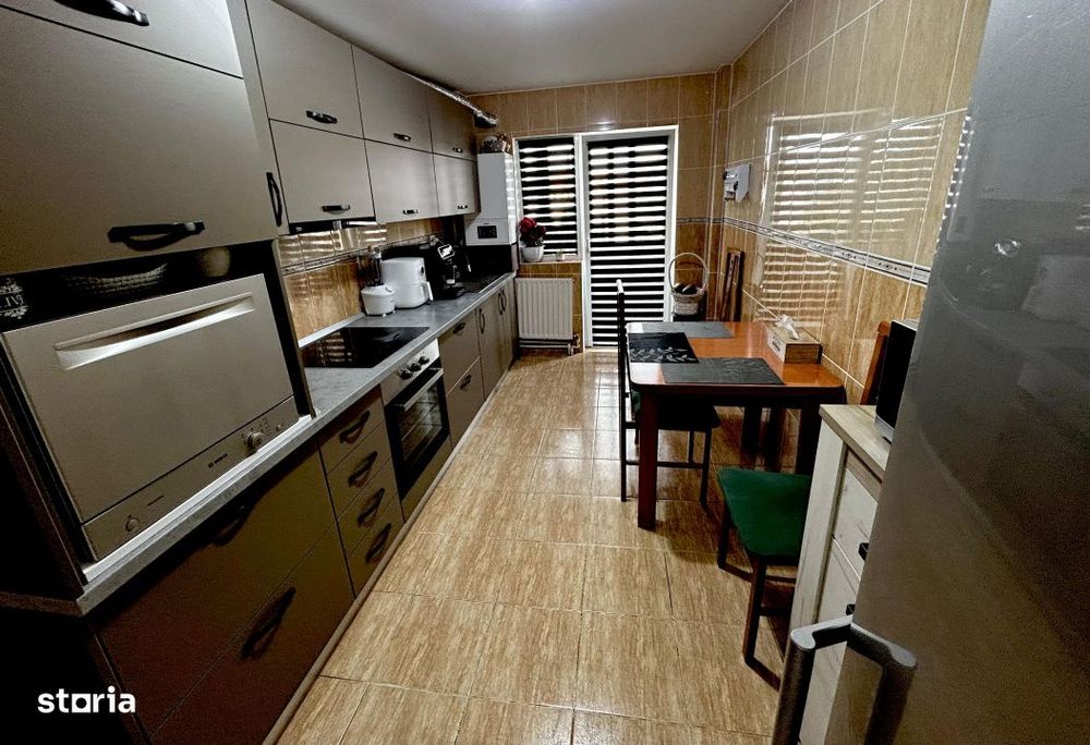 Apartament de 3 camere, decomandat, 110 mp.