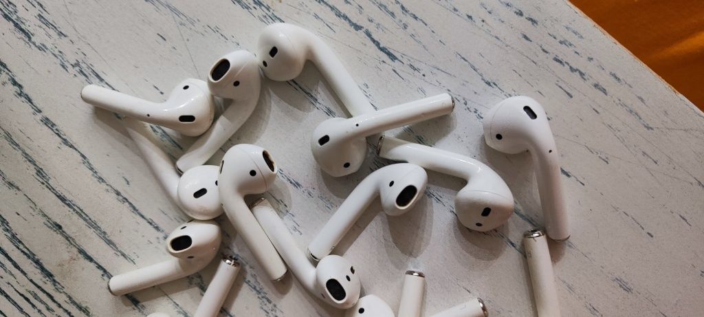 Продам правый ухо и левый ухо от Airpods 1 оригинал