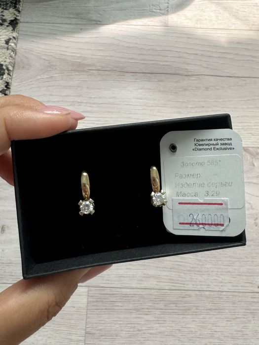 Продам золотые серьги