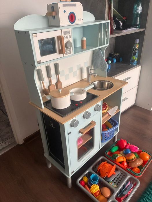 Bucătărie din lemn impecabilă pentru copii