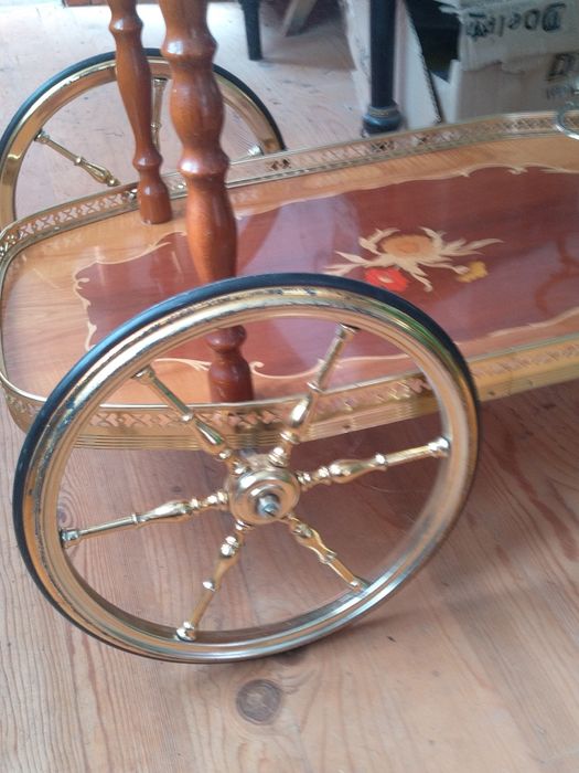 Продавам помощна количка подвижно барче интарзия флорални мотиви