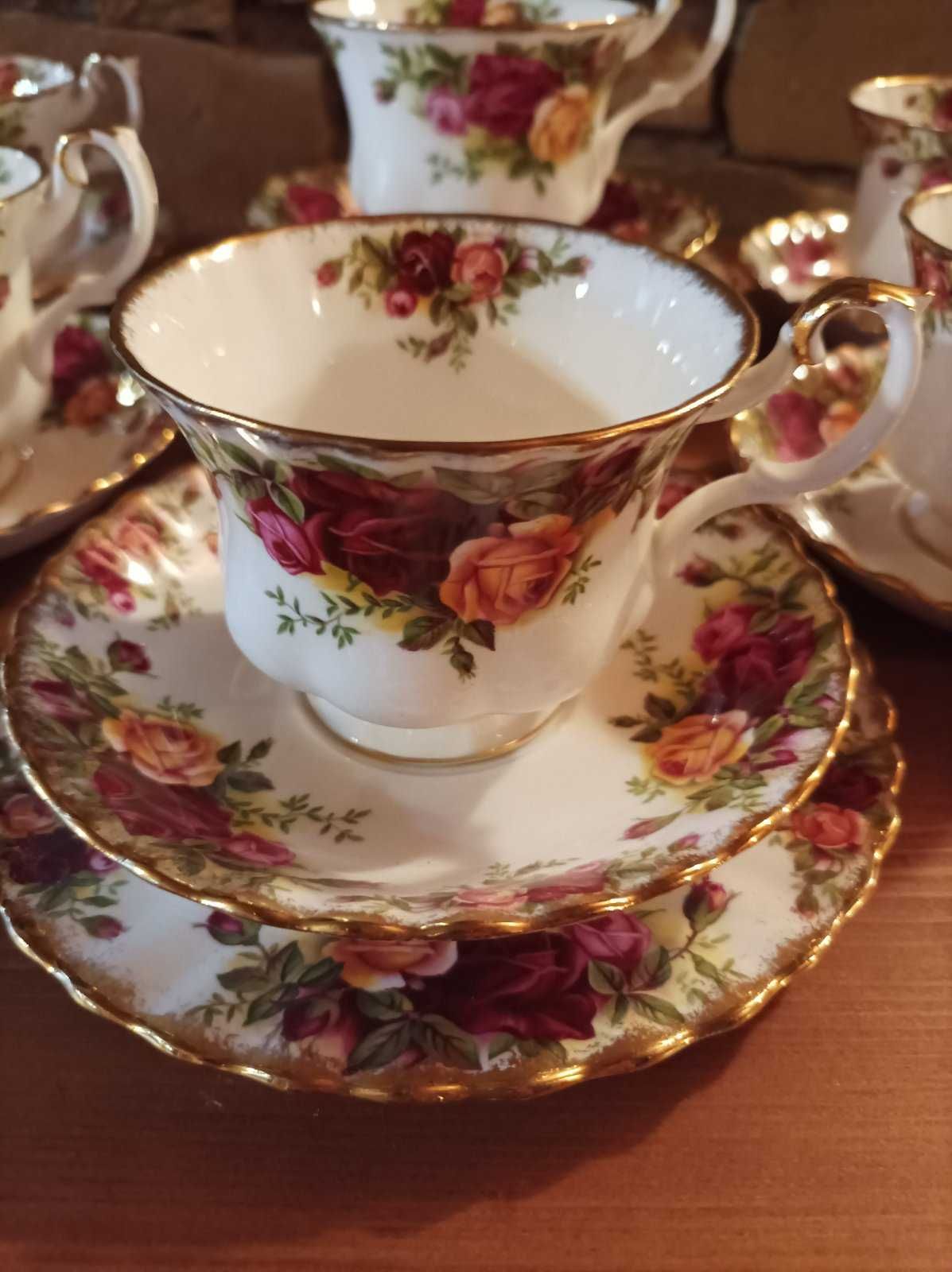 Сервиз английски костен порцелан на Royal Albert ,,Old County Rose''