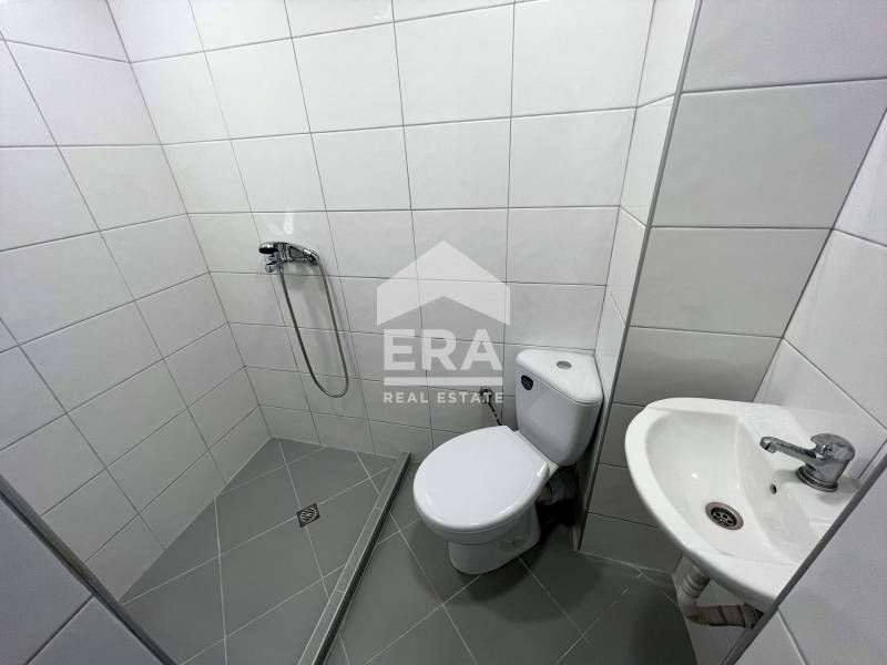 Завършен до ключ офис под наем, с три отделни стаи, кухненски бокс и т