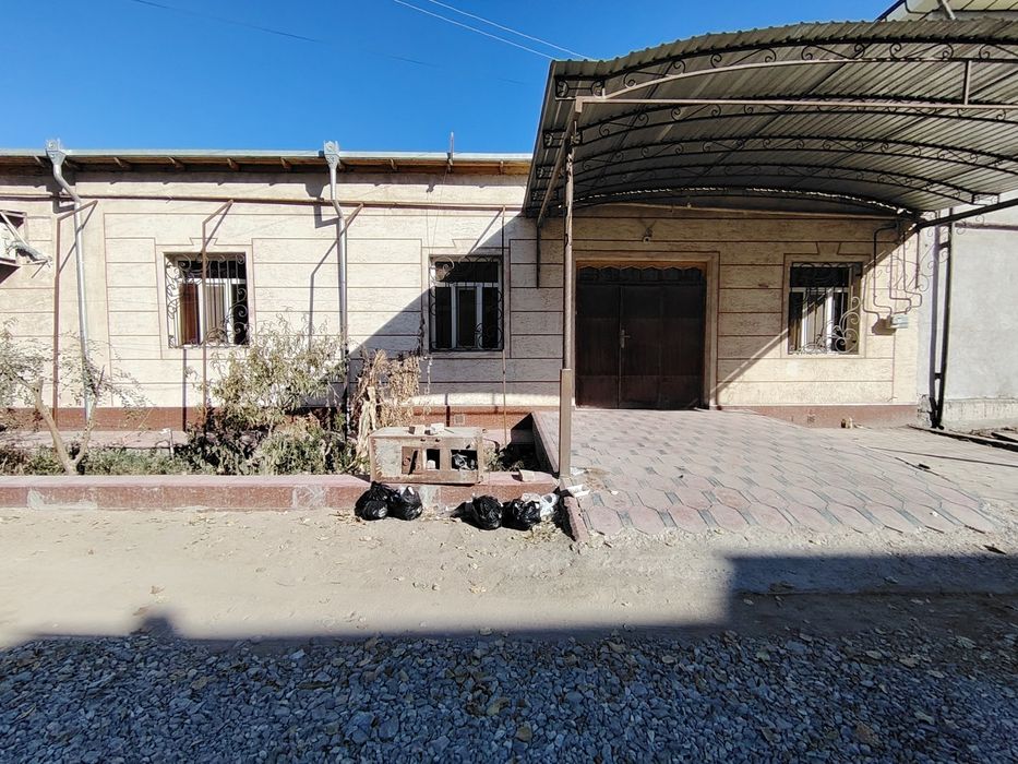 Ховли уй сотилади 4 сотих хал ремонт килинмаган 2014 йилда битган