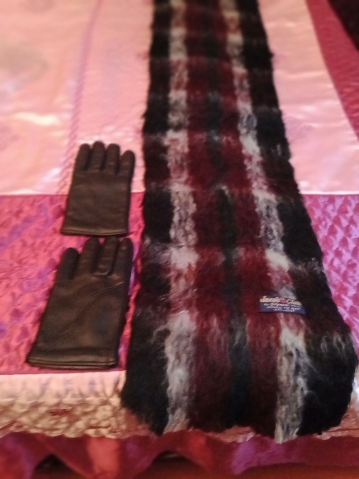 Махеровый шарф и кожанные перчатки.