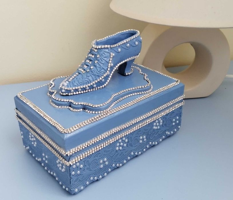 Кутийка за бижута с пантофка