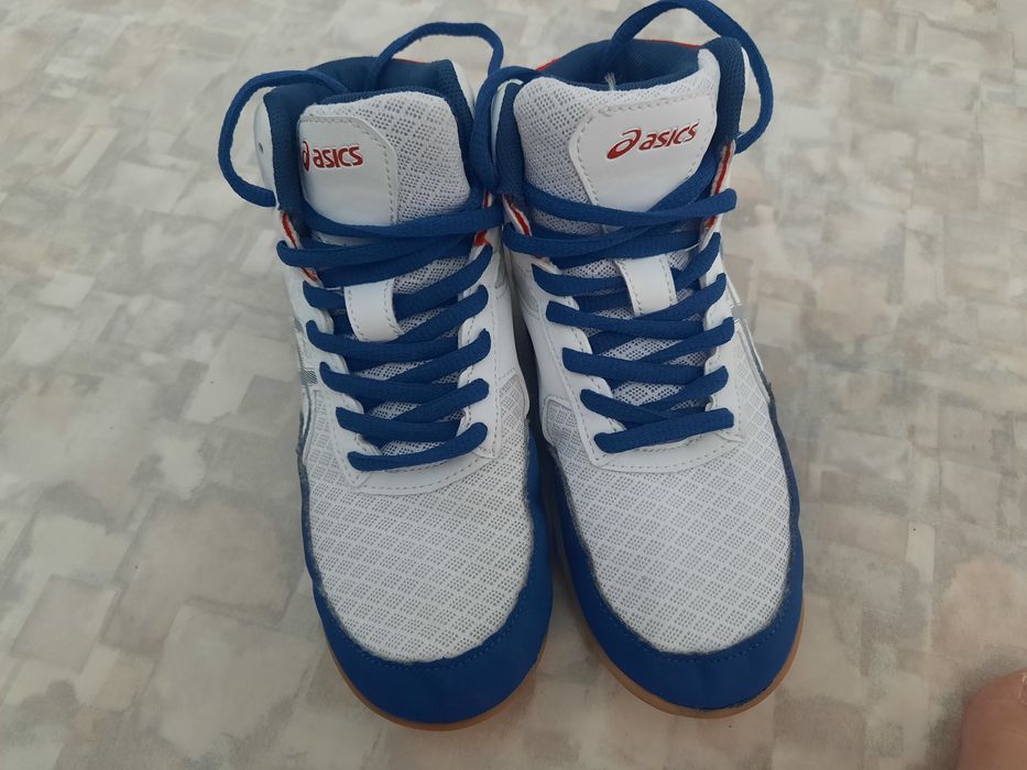 Борцовки  34рр Asics а также Нательник фирменный  новые