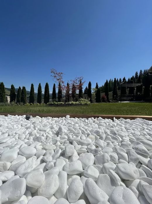 Marmura rotunjita gradina decorativa piatra alba si colorata