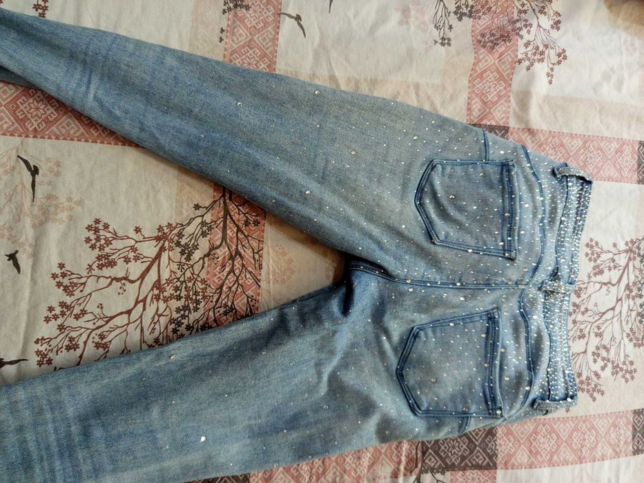 Еластични дънки с камъчета