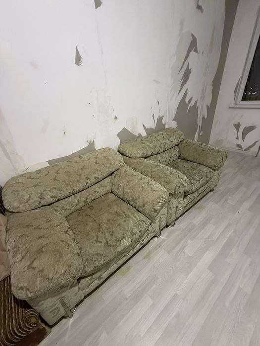 Диван с двумя креслами