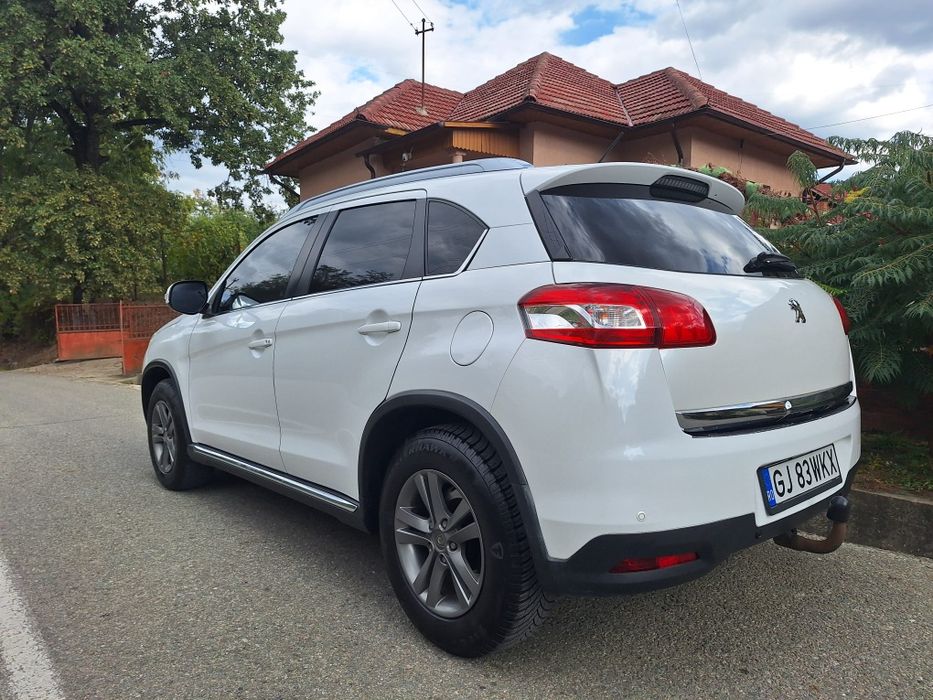 Vând Peugeot 4008 impecabil