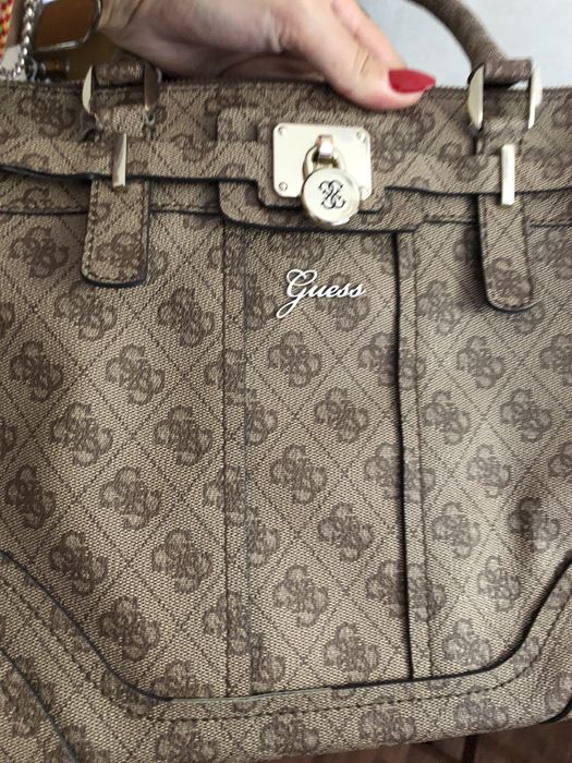 Сумка фирмы Guess