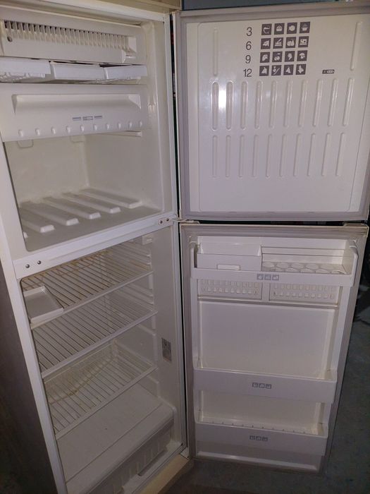 Холодильник двух камерный.