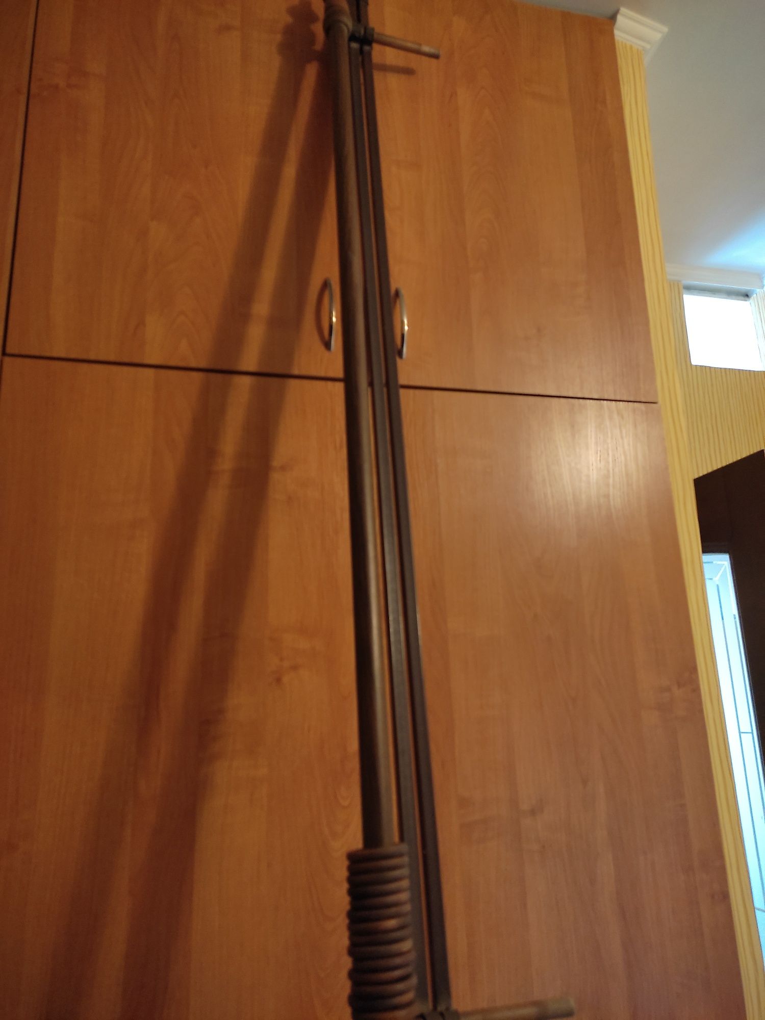 Деревянная гардина для штор,коричневого цвета,длина карниза 2,8м,бу