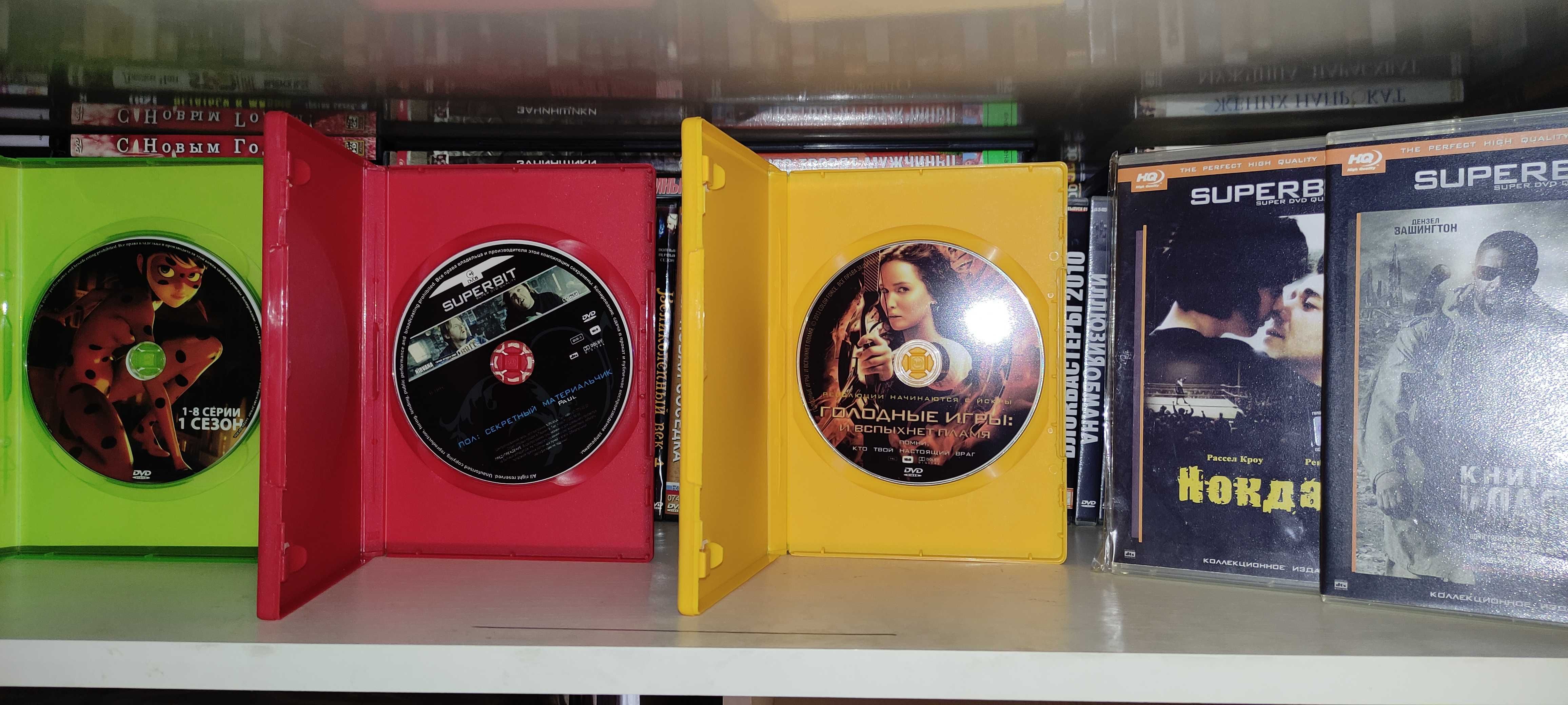 DVD диски в большом количестве.