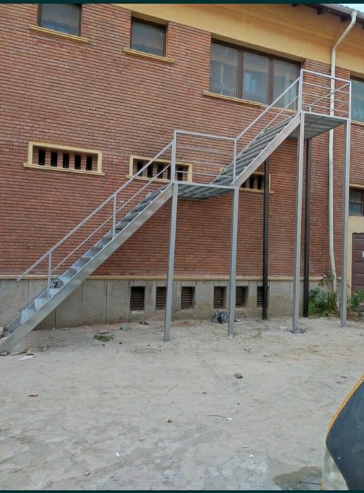 Vând Scarii zincate la cela mai buna 3